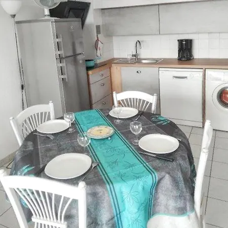 Apartamento Avec Vue A 35 M² Piscine Partagee Fréjus