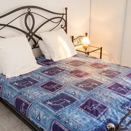 Confortable à Fréjus, 35 M² Avec Balcon *